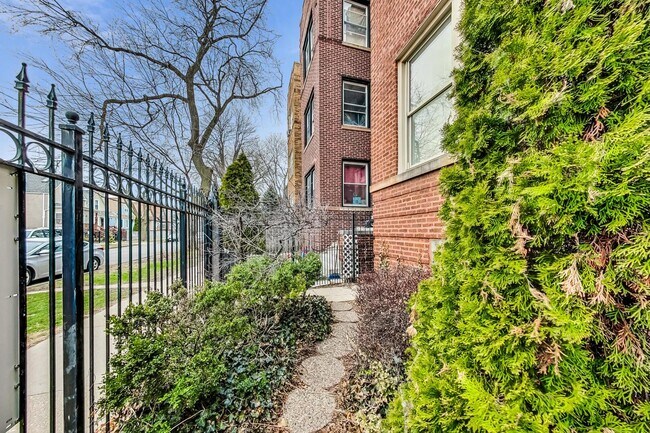 Photo - 3330 W Hutchinson St Unit 3