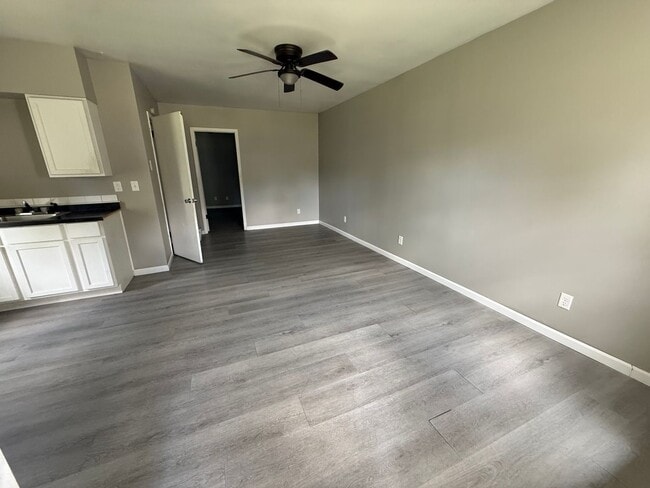 Building Photo - 702-706 West 10th Street Unit 704