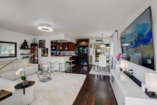 Photo - 123 Saxony Ln