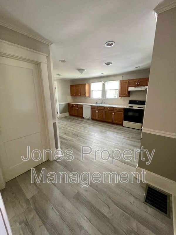 Photo - 1419 N Main St