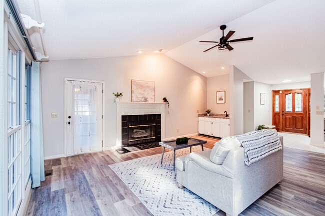Photo - 965 Monticello Dr