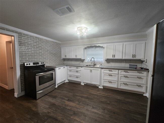 Photo - 1165 Lake St