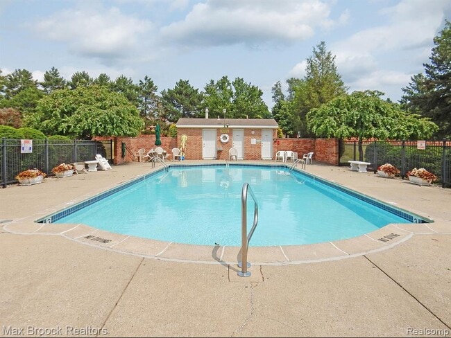 Photo - 801 W Long Lake Rd Unit A-4