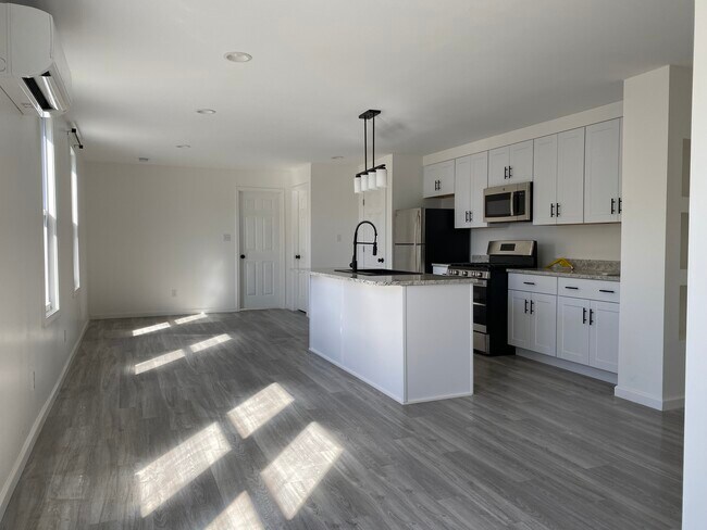 Photo - 470 W 2nd St Unidad 3