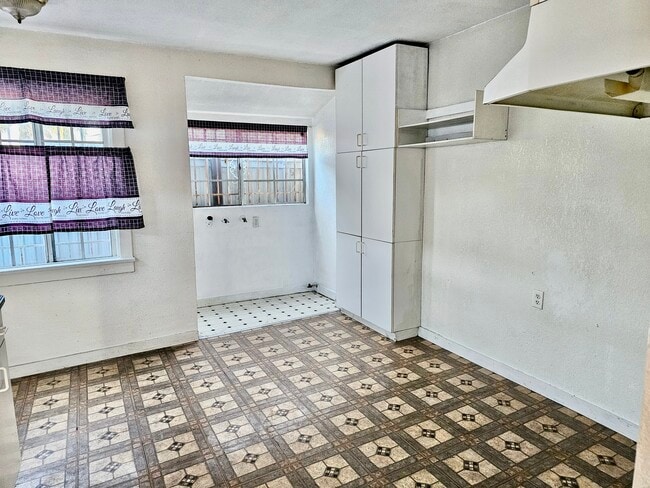 Photo - 1007 W 74th St