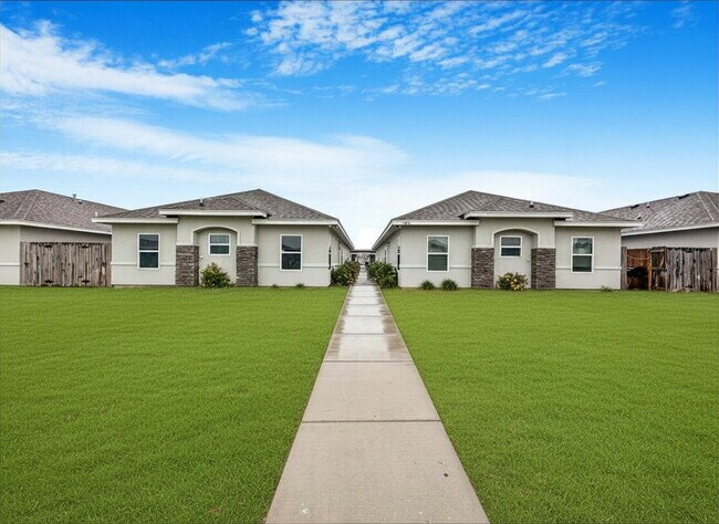 Photo - Beautiful and big 3 bedroom 2 full baths in gated community in Weslaco