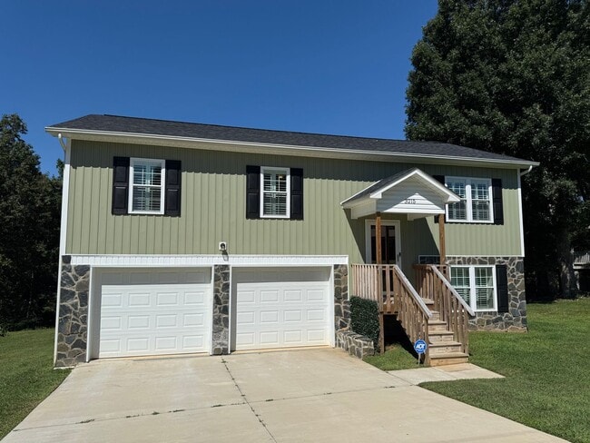 Fully Furnished 3 Bedroom, 2 Bath Home wit... - Fully Furnished 3 Bedroom, 2 Bath Home wit...