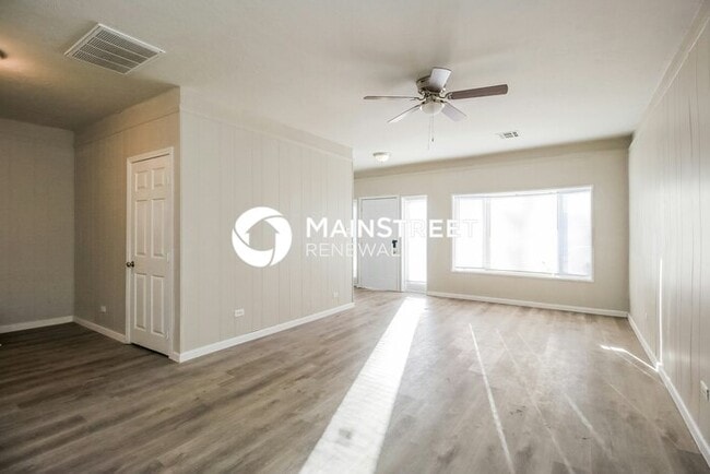 Photo - 4 Bedroom Pet-Friendly Home in Yukon, OK w...