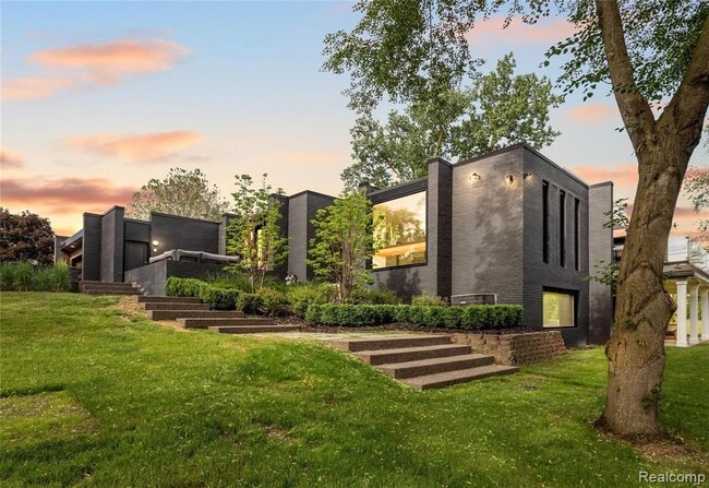 Photo - 3467 Sutton Pl