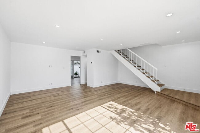 Photo - 19111 Hamlin St Unit 6