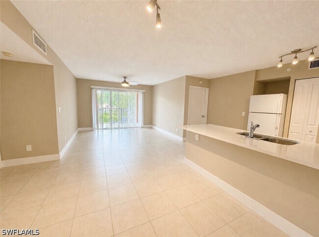 Building Photo - 1205 Wildwood Lakes Blvd Unit 203