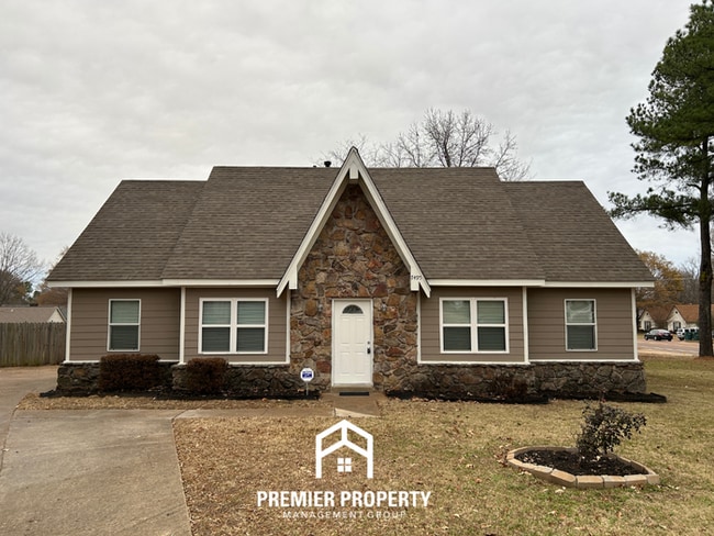 Photo - Spacious 5 Bedroom Home for Rent in Southaven, MS | Hardwood Floors, Fireplace & Fenced Yard