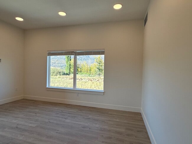 Building Photo - Valley Apartments Unit 26