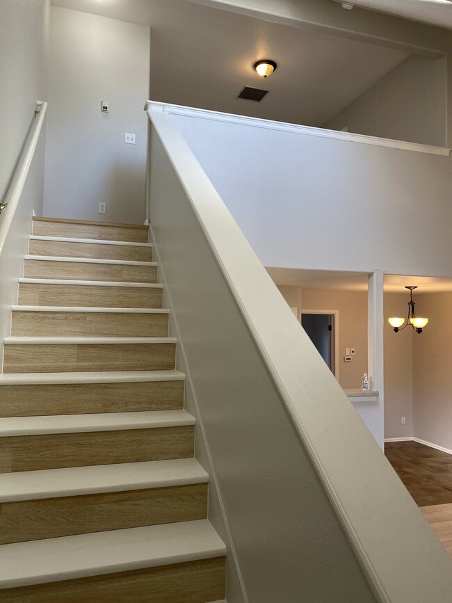 Photo - 385 Sunnyside Cir