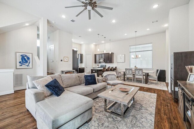 Photo - 1044 W 15th 1/2 St