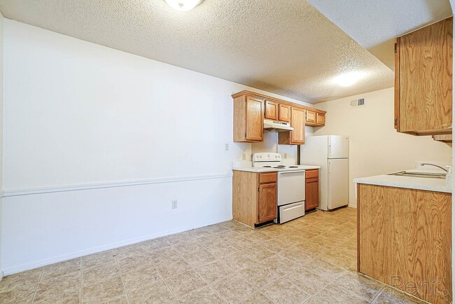 Dining & Kitchen Area - Village Square of Jacksonville