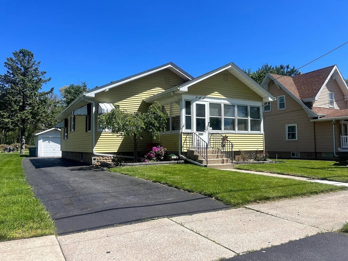 Photo - 654 Bond Ave