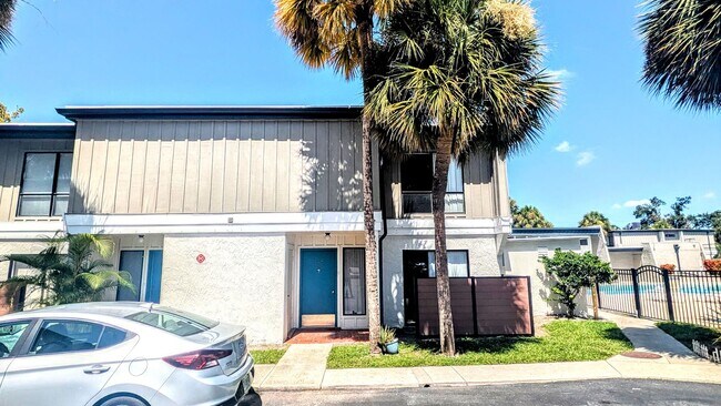 Building Photo - Annual UNfurnished 3-bedroom, 2/ 1/2 bathr... Rental