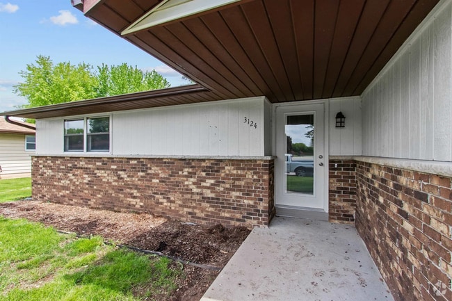 Building Photo - 3124 N Bluemound Dr Rental