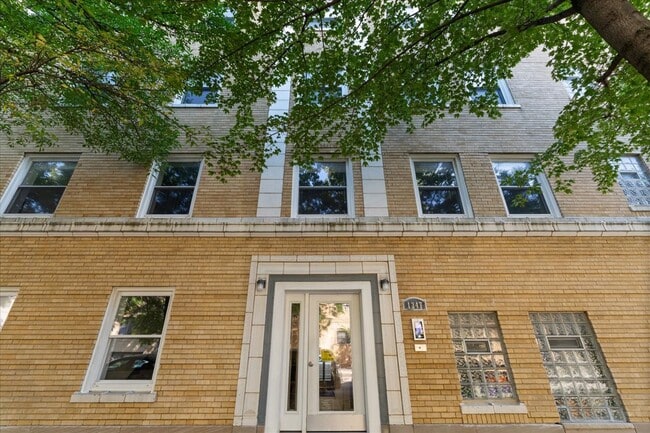 Building Photo - 1347 W Eddy St Unit 205