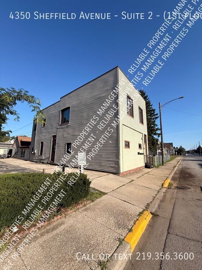 4350 Sheffield Ave Unidad (1st floor front of the building)