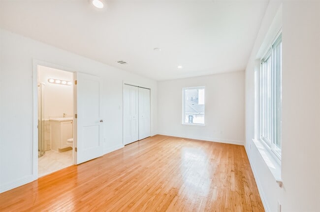 Building Photo - 4718 N Braeswood Blvd Rental