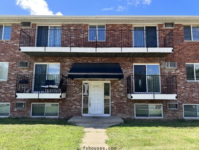 Building Photo - Warren Park 2 Bedroom Apartment w/Balcony Unit 9128 E 10th St- 5
