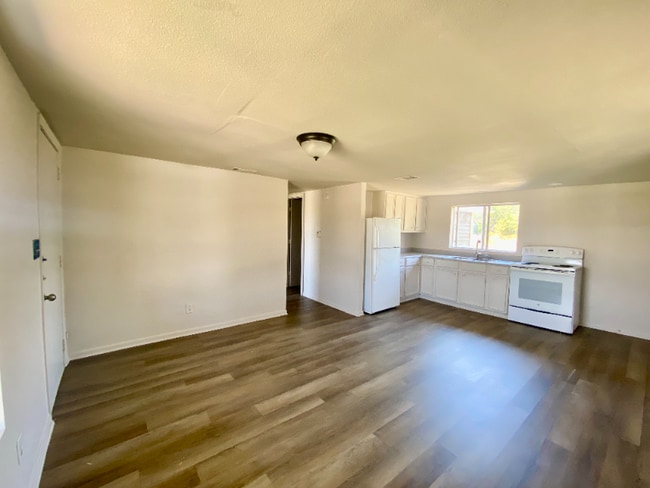 Photo - 415 Jasmine Ln