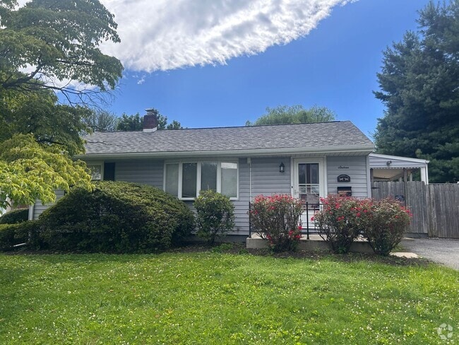 Building Photo - Beautiful 2 bed, 1 bath rancher! Rental