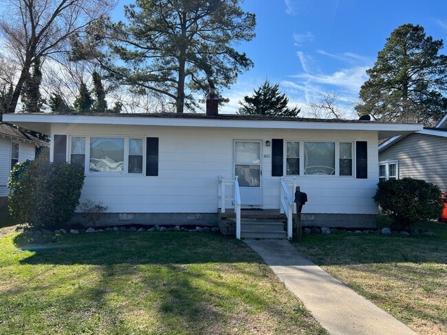 Building Photo - Cozy 2 Bed 1 Bath Cottage near Downtown El...