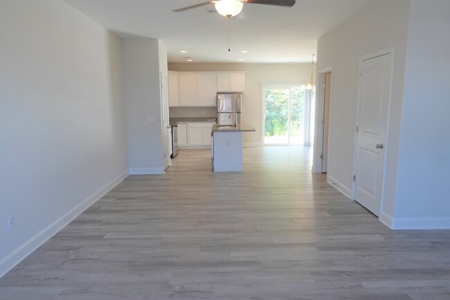 Photo - 128 Creekland Wy