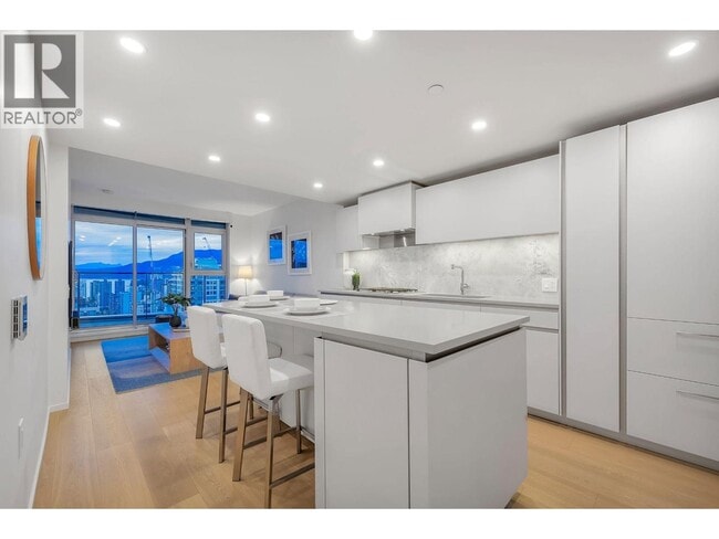 Photo - 889 Pacific St