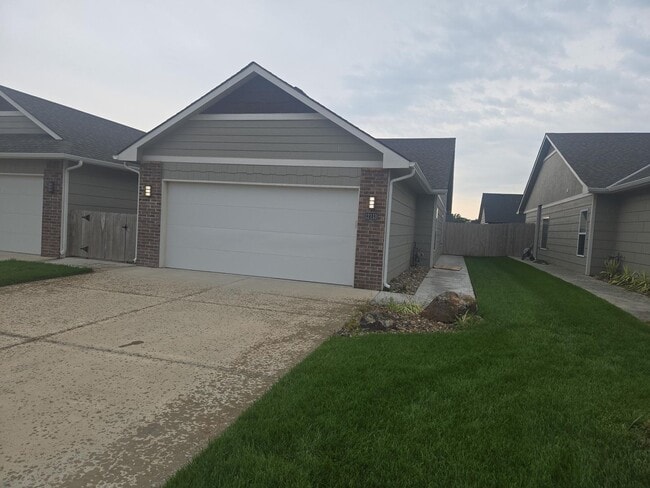 Building Photo - 12111/13 Cora Unit 12113 Cora