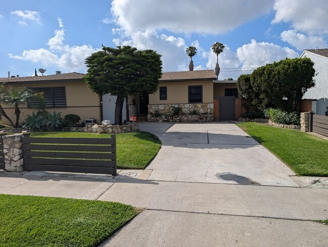 Building Photo - 748 W Gage Ave