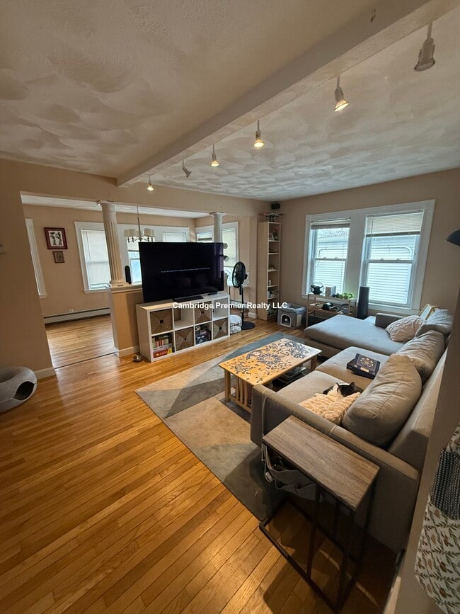 Building Photo - 60 Linwood St Unit 2