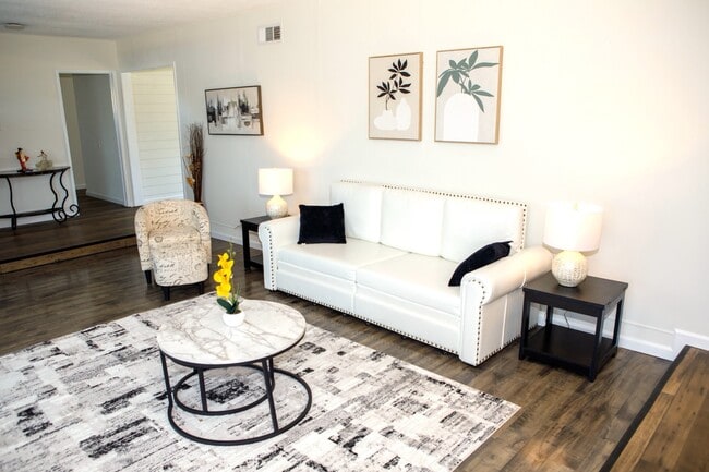 Photo - 176 W Gainsborough Rd