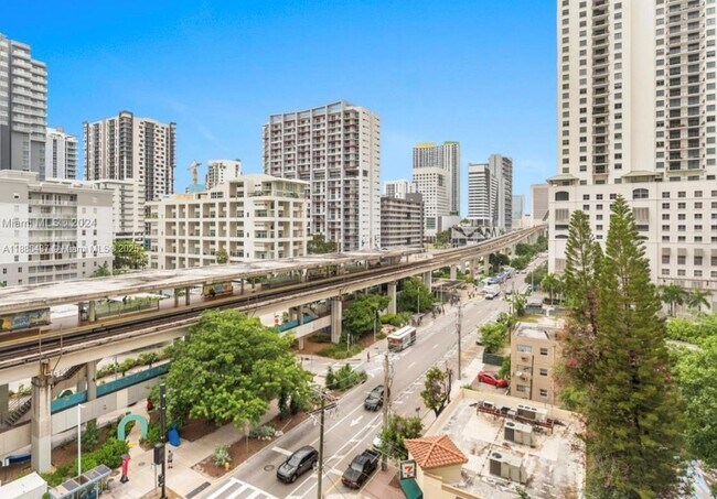 Photo - 79 SW 12th St Unidad 2102-S