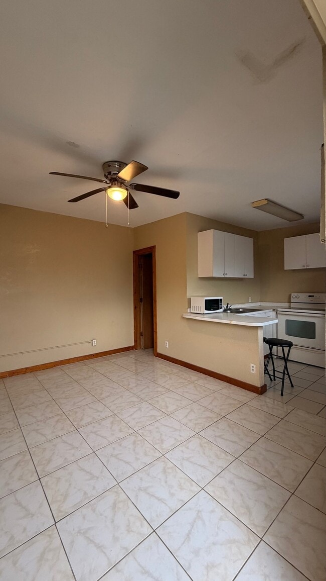 Building Photo - 1570 E Breezy Ln Unit B