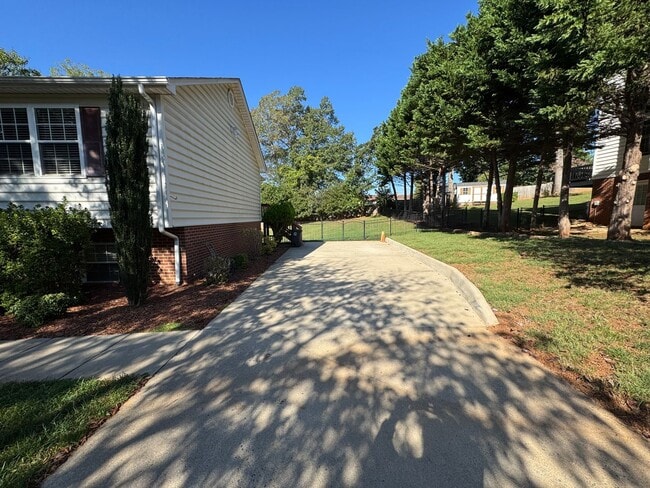 Photo - Charming 5 Bedroom Home off Lakeside Drive