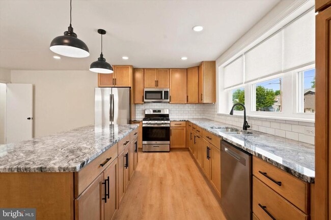 Photo - 668 Renz St