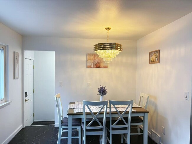 Photo - 1567 Leroy St
