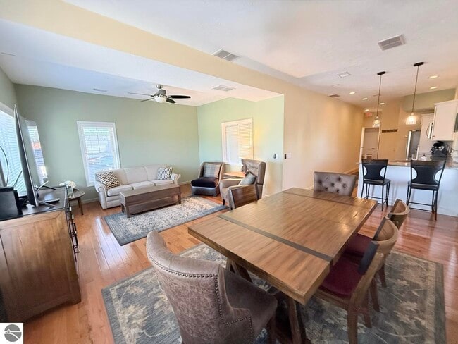 Photo - 201 River St