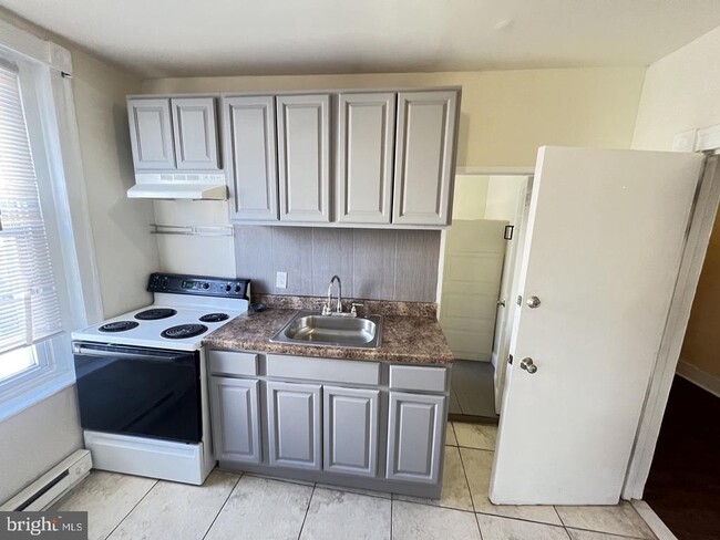 Building Photo - 176 Manheim St Unit 2ND FL Rental