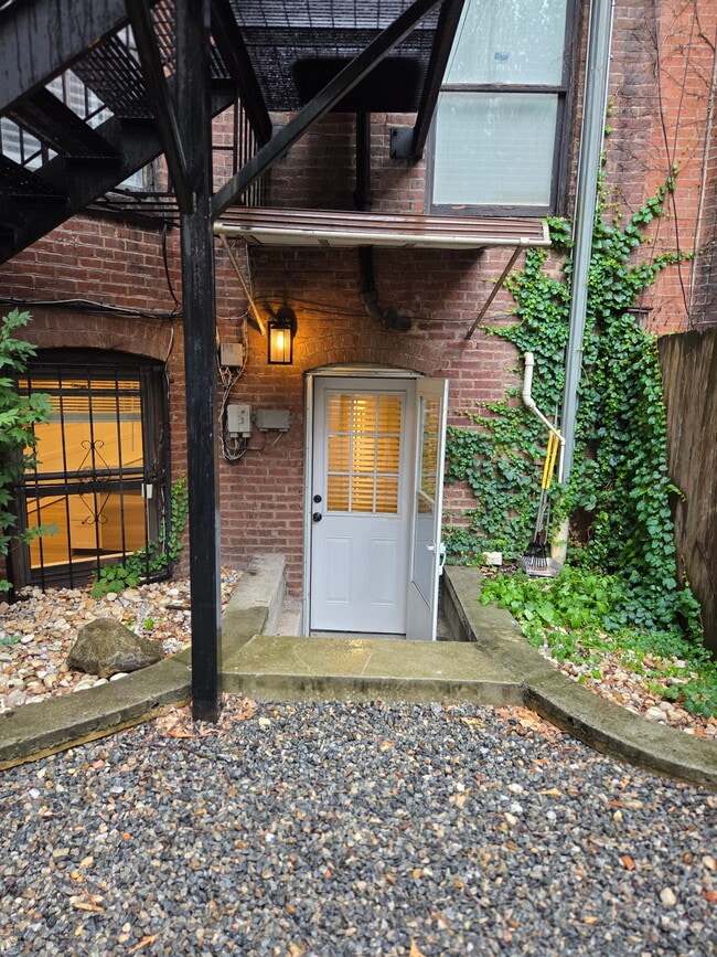 Entrada privada trasera - 482 Columbus Ave Unidad Garden