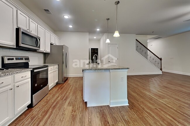 218 Swan Dr