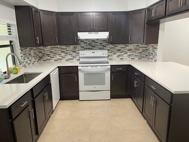Renovated kitchen - 2051 Cove Ln