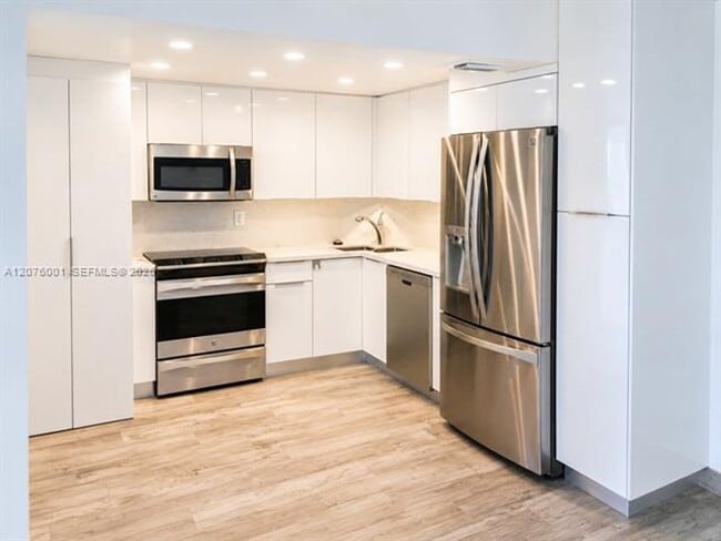 Building Photo - 2333 Brickell Ave