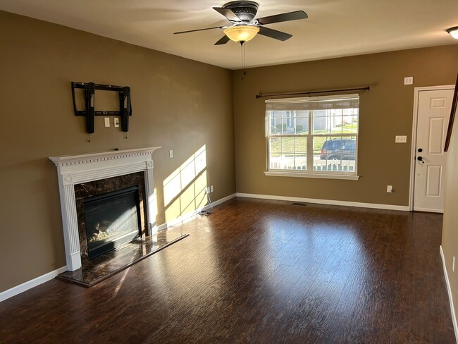 Photo - 538 Springhurst Pkwy