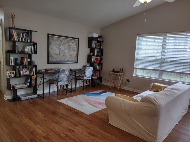 Photo - 7345 Hollis St