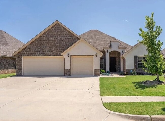 Building Photo - Welcome Home! 4 Bedroom + 3 bathroom + 3 c...